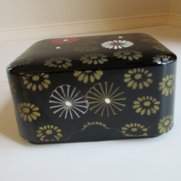 Black Lacquerware Keepsake Box - Picture 1 of 11